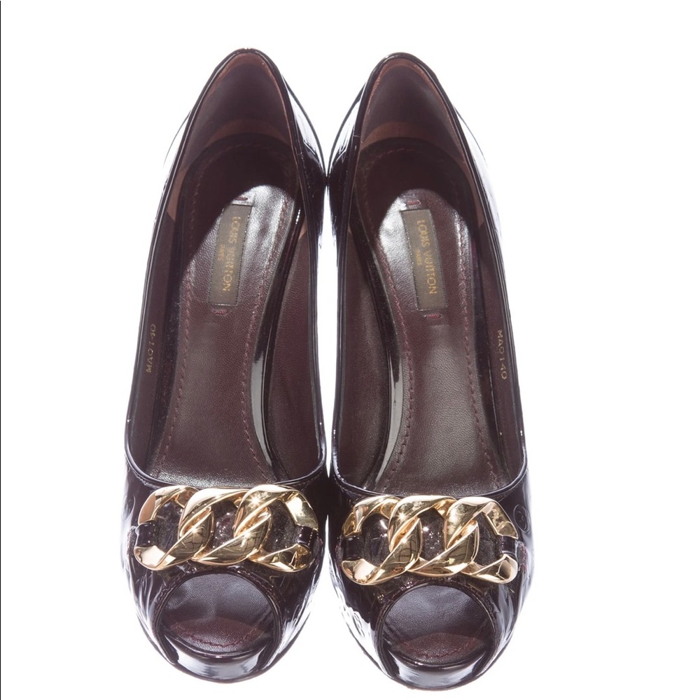 LOUIS VUITTON Chain-Link Vernis Pumps